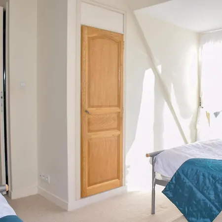 3 Bedroom Gorgeous In Manvieu Bocage